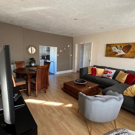 Stay In Yeovil Town Centre, Large 2 Bd Apt With Parking, Sleeps 4 Esterno foto