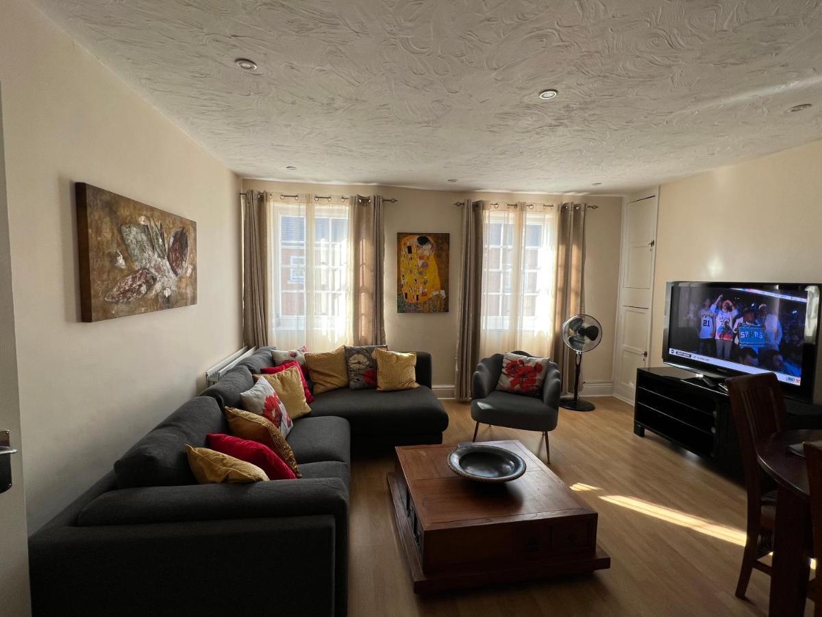 Stay In Yeovil Town Centre, Large 2 Bd Apt With Parking, Sleeps 4 Esterno foto