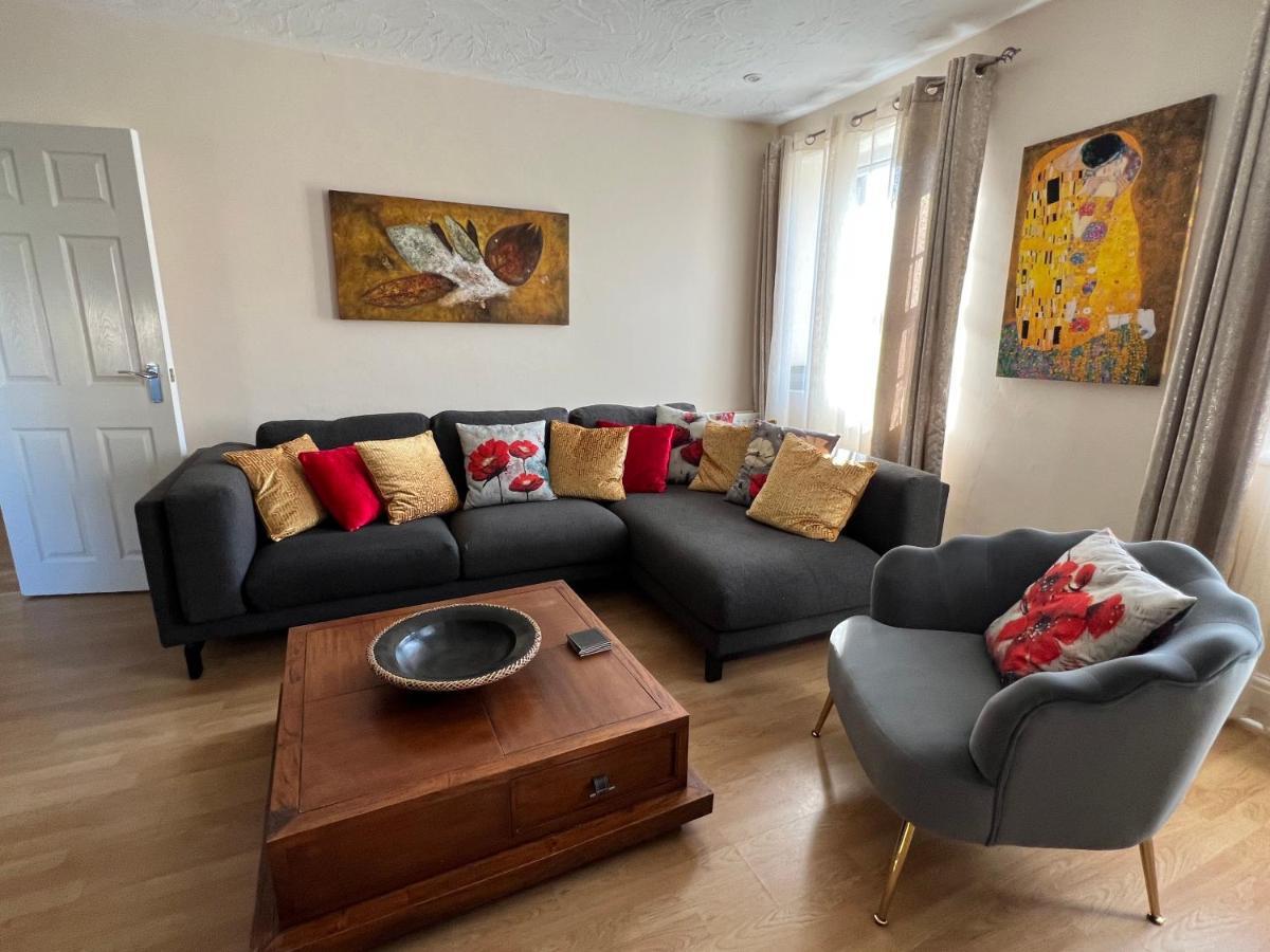 Stay In Yeovil Town Centre, Large 2 Bd Apt With Parking, Sleeps 4 Esterno foto