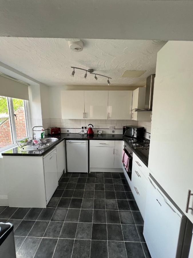 Stay In Yeovil Town Centre, Large 2 Bd Apt With Parking, Sleeps 4 Esterno foto