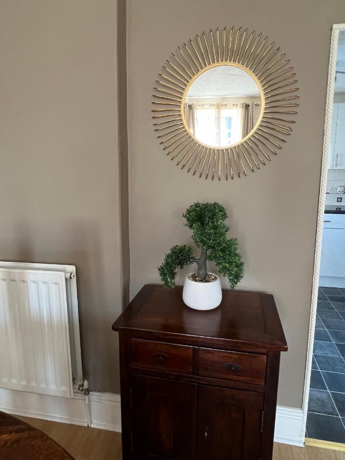 Stay In Yeovil Town Centre, Large 2 Bd Apt With Parking, Sleeps 4 Esterno foto