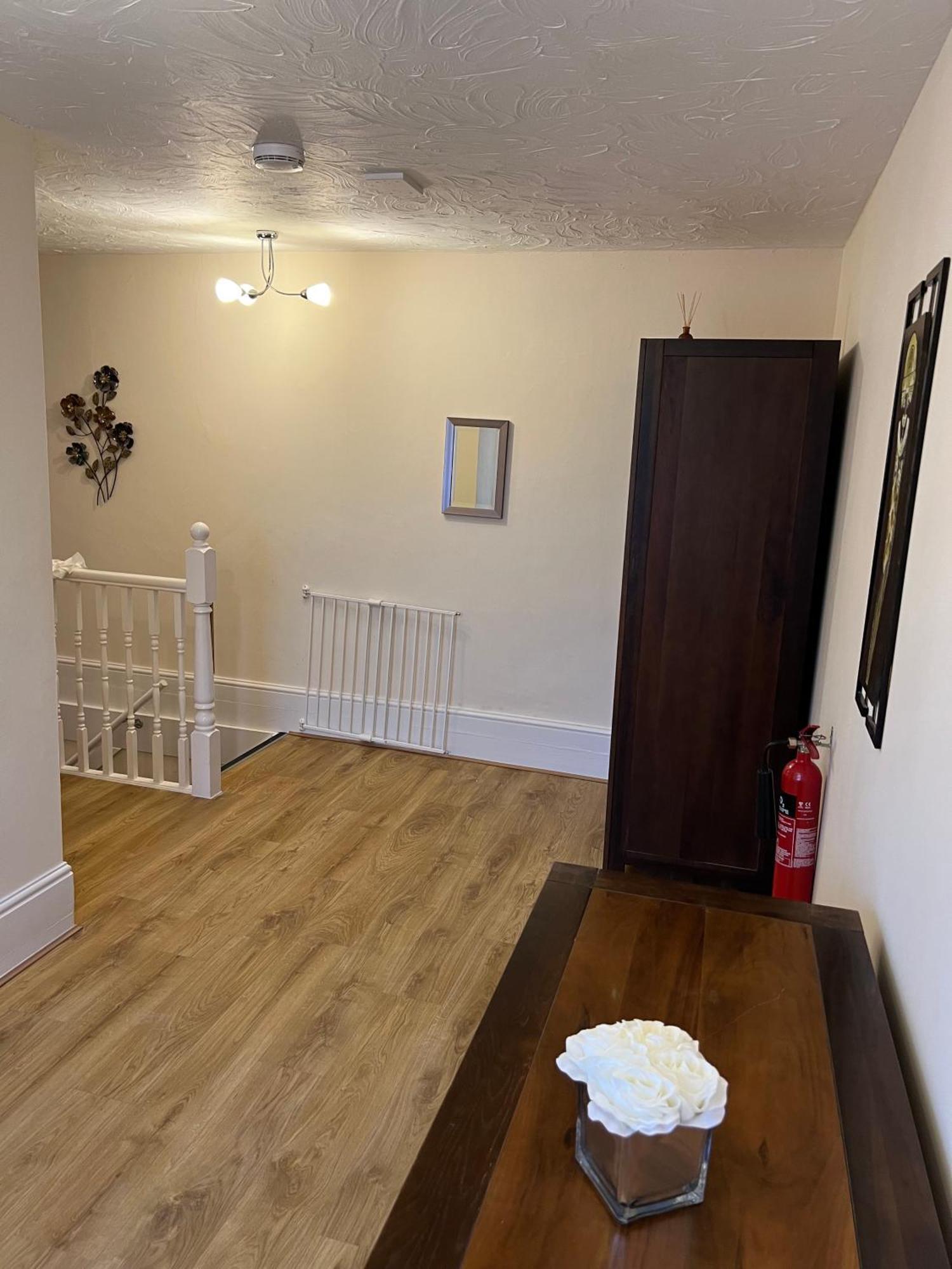Stay In Yeovil Town Centre, Large 2 Bd Apt With Parking, Sleeps 4 Esterno foto