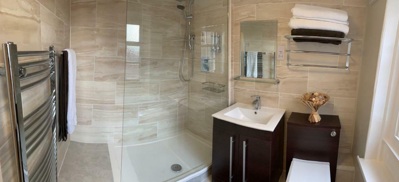 Stay In Yeovil Town Centre, Large 2 Bd Apt With Parking, Sleeps 4 Esterno foto
