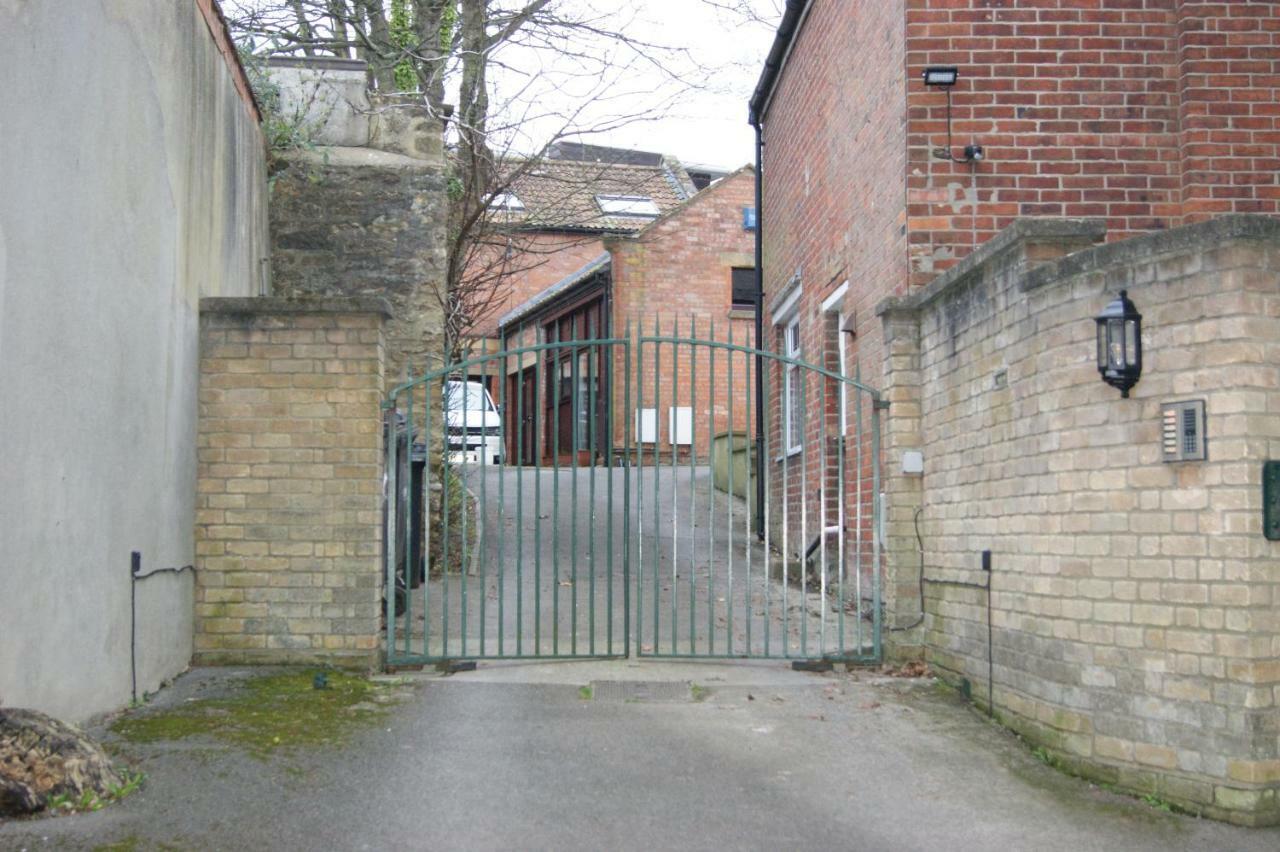 Stay In Yeovil Town Centre, Large 2 Bd Apt With Parking, Sleeps 4 Esterno foto